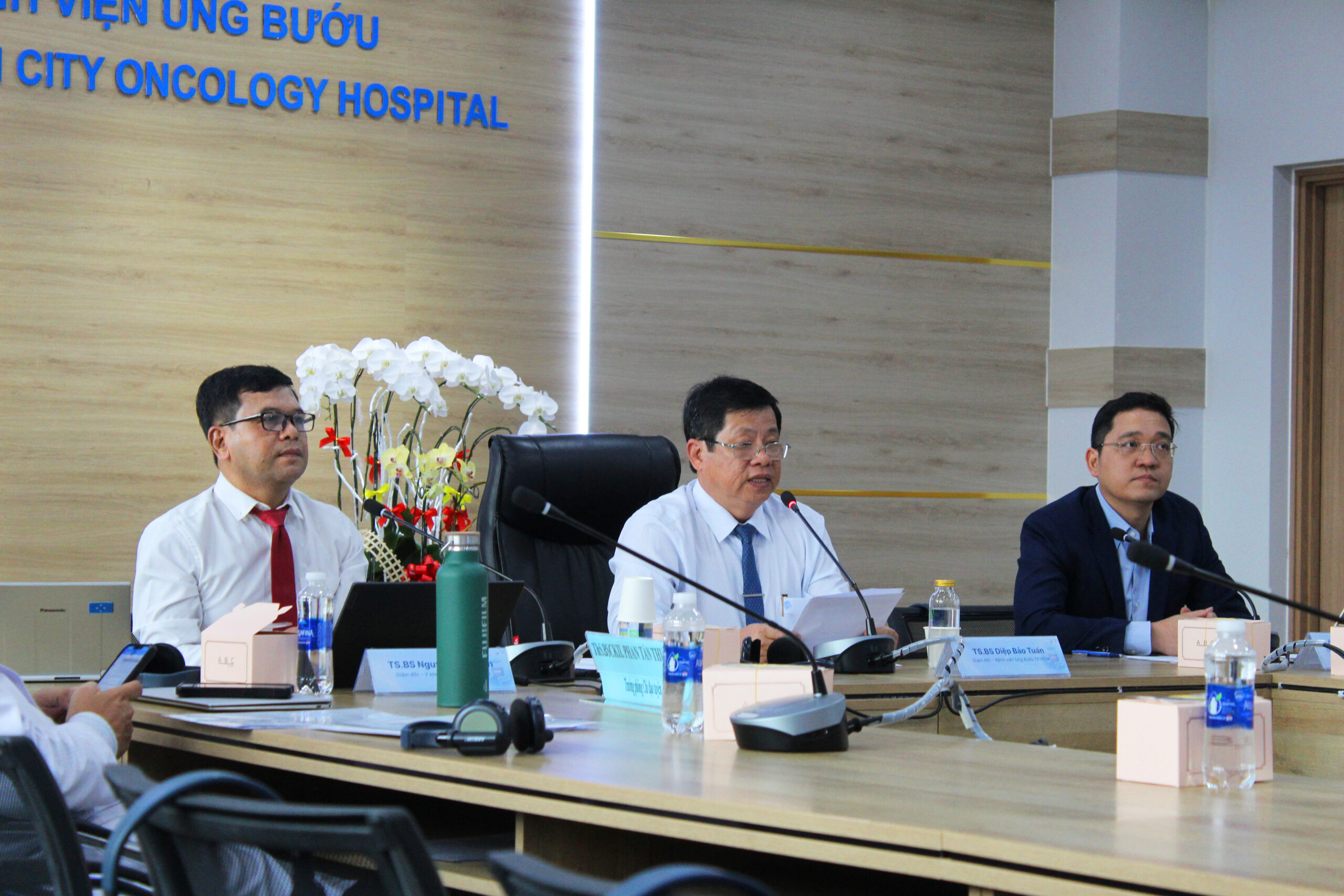 Hình ảnh TS.BS Diệp Bảo Tuấn - Giám đốc Bệnh viện Ung Bướu TP.HCM phát biểu tại hội thảo ngày 8/4/2025